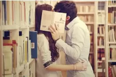 Top 10 lý do bạn nên yêu cô gái mê truyện ngôn tình