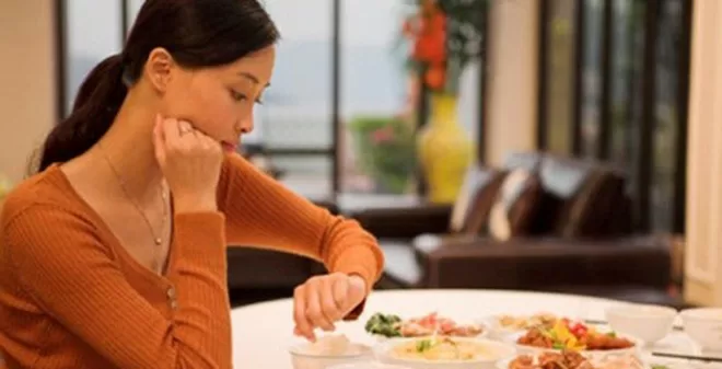 Top 5 tai hại vô cùng khó lường tới sức khỏe khi ăn tối muộn