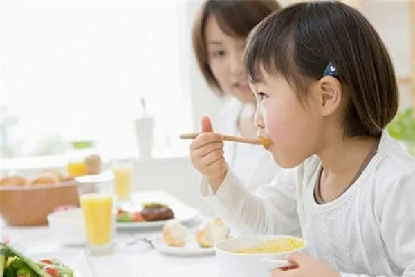TOP 7 cách giúp bé không ngậm mỗi khi ăn