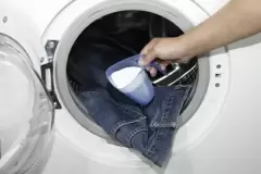 TOP 7 mẹo giặt quần jean không bị ra màu hiệu quả