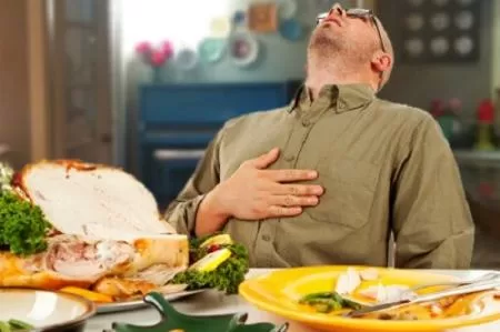 Top 6 bệnh dễ mắc phải do thói quen ăn quá no và buổi tối