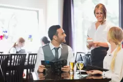 Top 5 kinh nghiệm là phục vụ bàn chuyên nghiệp cho sinh viên