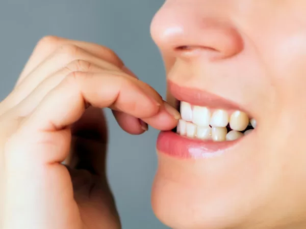 Top 5 tác hại vô cùng nguy hiểm từ thói quen căn móng tay