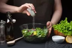 Top 5 dấu hiệu nhận biết cơ thể bạn đang thừa muối