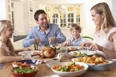 Top 7 vấn đề về sức khỏe bạn có thể gặp nếu ăn quá nhiều thứ vào buổi tối