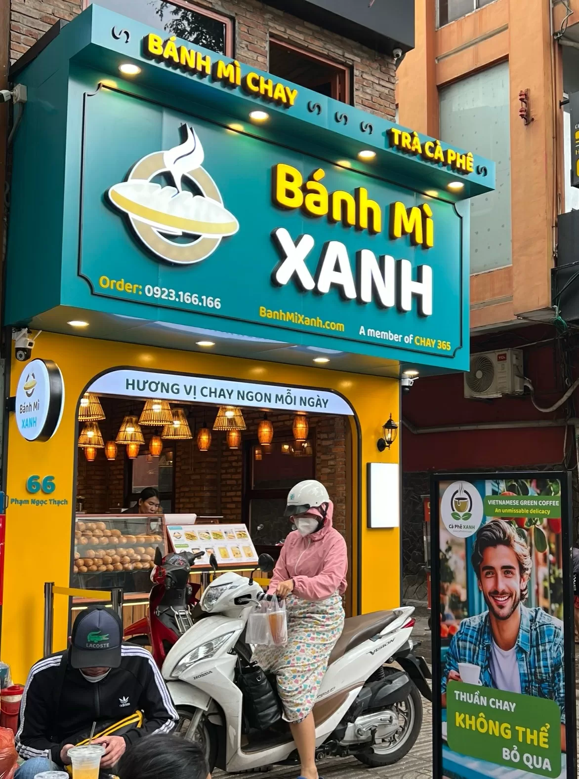 Xu Hướng Ăn Chay, Sống Xanh: Sức Cuốn Hút Từ Chuỗi Bánh Mì XANH - BanhMiXanh.com